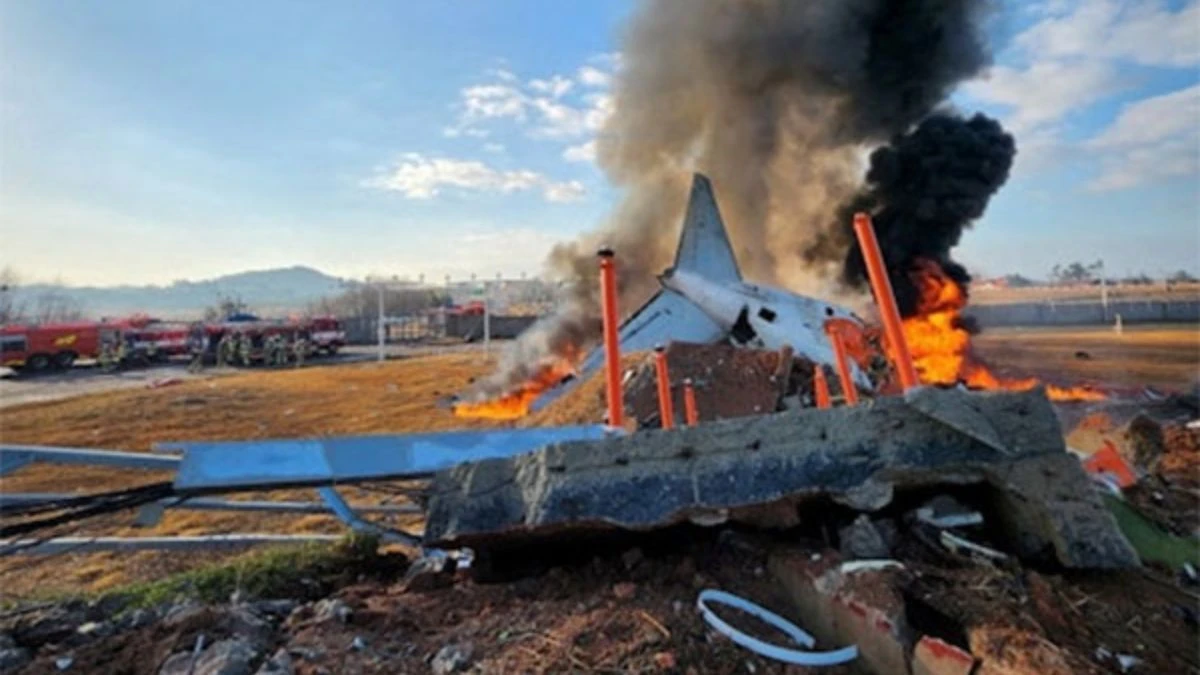 62 dead so far in South Korea plane crash 181 people were on board slipped off the runway during landing