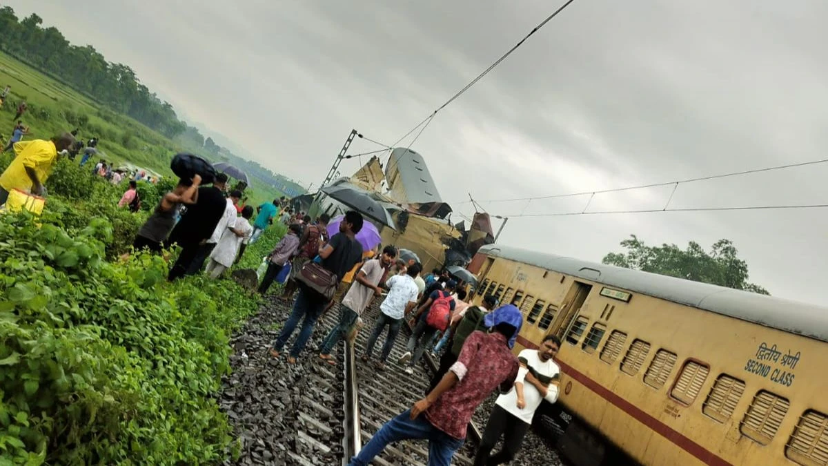 बंगाल रंगपानी स्टेशन पर हुआ ट्रेन हादसा,  मालगाड़ी ने कंचनजंघा एक्सप्रेस को मारी टक्कर, 4 लोगों की हुई मौतः सूत्र