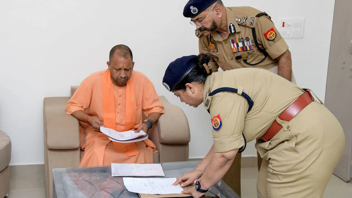 हाथरस हादसे पर, SIT ने CM योगी को सौंपी रिपोर्ट, कई अधिकारियों पर गिर सकती है गाज