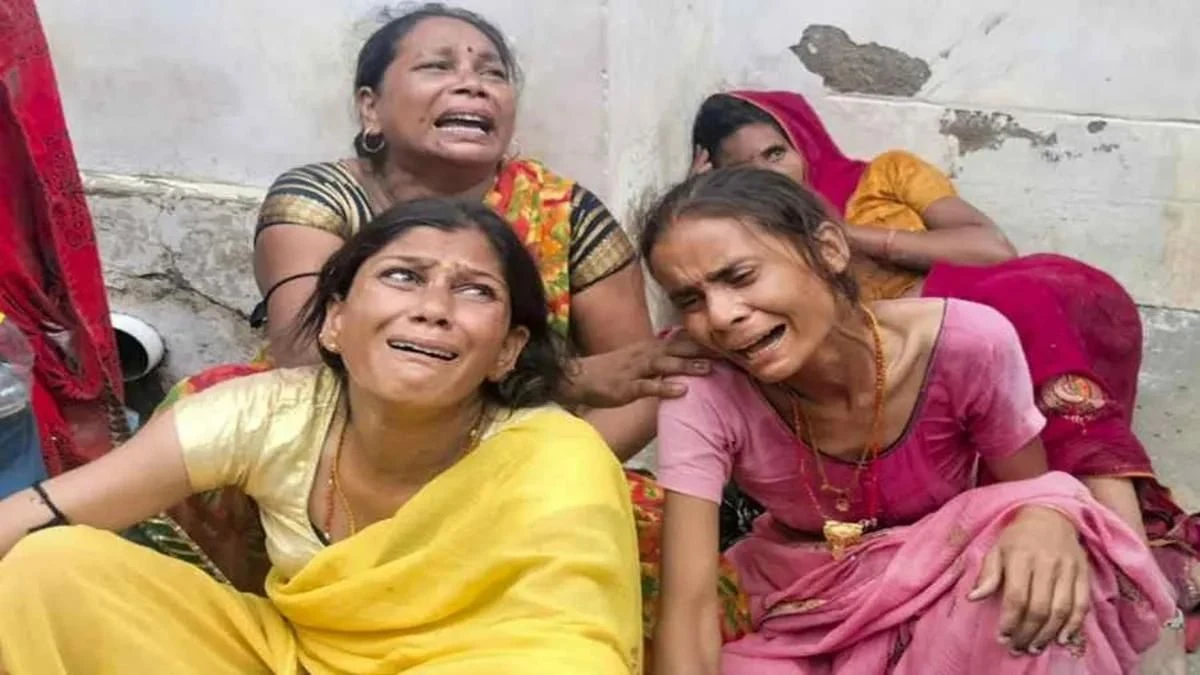 हाथरस भगदड़ पर UP सरकार का एक्शन, SDM और CO समेत 6 अफसरों को किया सस्पेंड