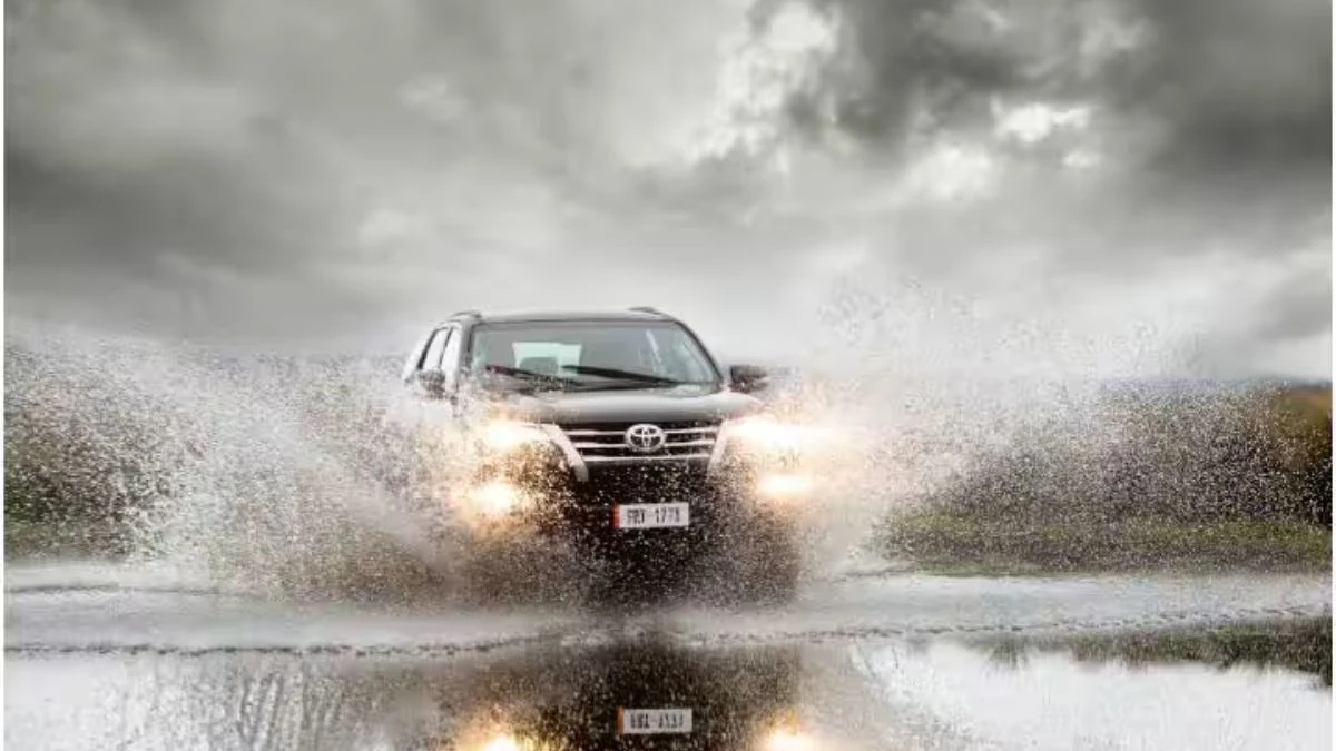 बारिश के मौसम में कार चलाते वक्त इन बातों का रखें खास ख्याल