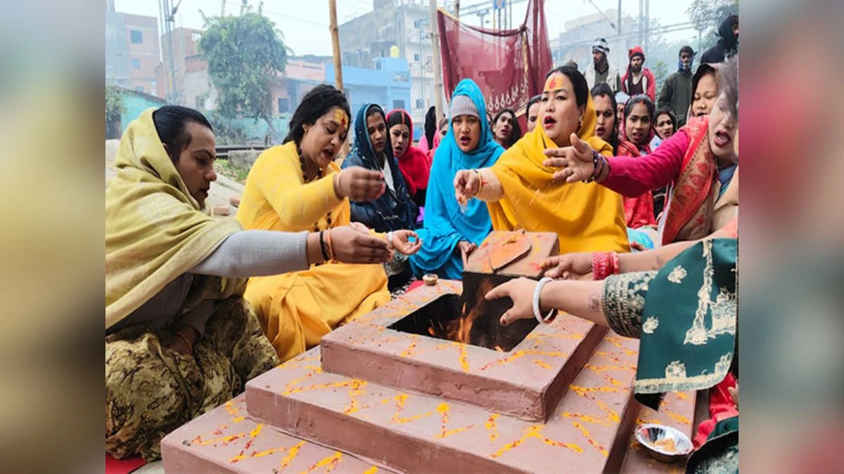 Kinnar Akhara performed fire ritual for safety in Mahakumbh E-Rickshaw Baba became the center of attraction