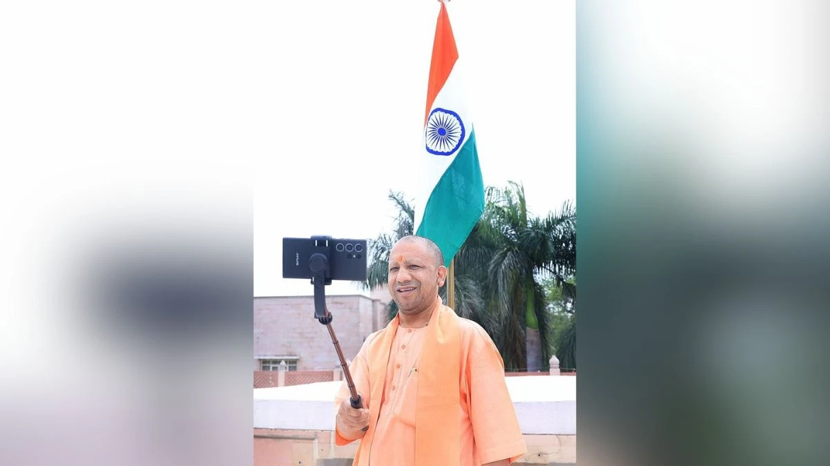 UP के सीएम योगी आदित्यनाथ ने अपने लखनऊ आवास पर फहराया तिरंगा, साझा की सेल्फी