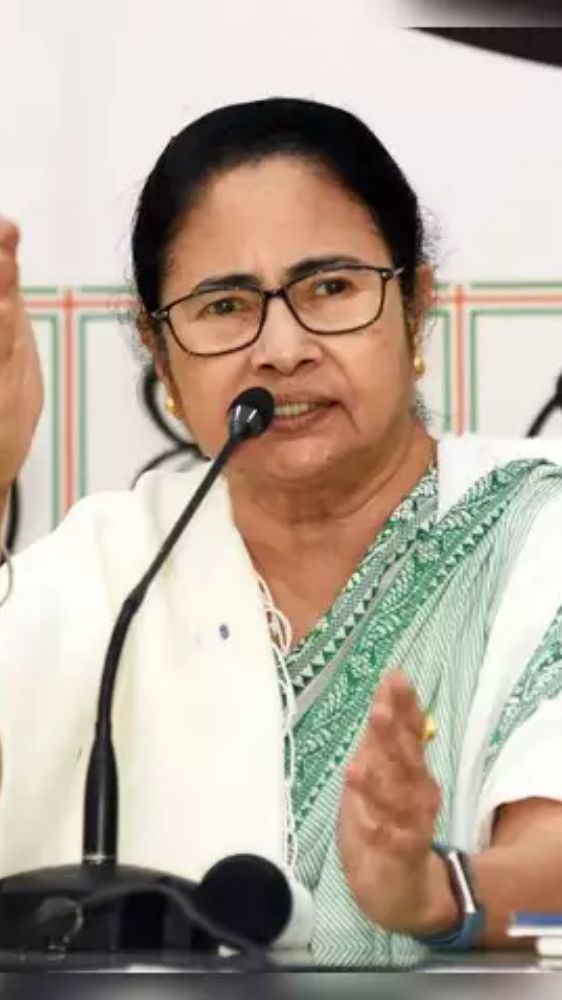 ममता बनर्जी ने 15 वर्ष की उम्र में रखा था राजनीति में कदम, क्या था प्रणब मुखर्जी से मतभेद?