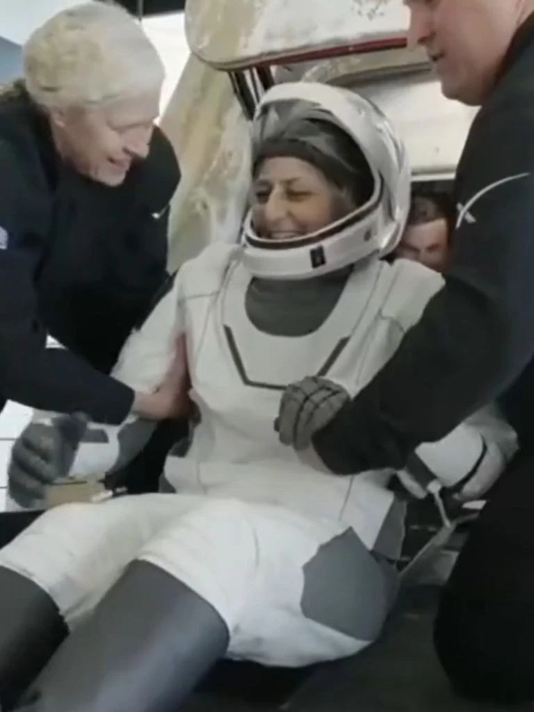 सुनीता विलियम्स ने धरती पर कैसे रखा पहला कदम? देखिए फोटोज सुनीता विलियम्स ने धरती पर कैसे रखा पहला कदम? देखिए फोटोज