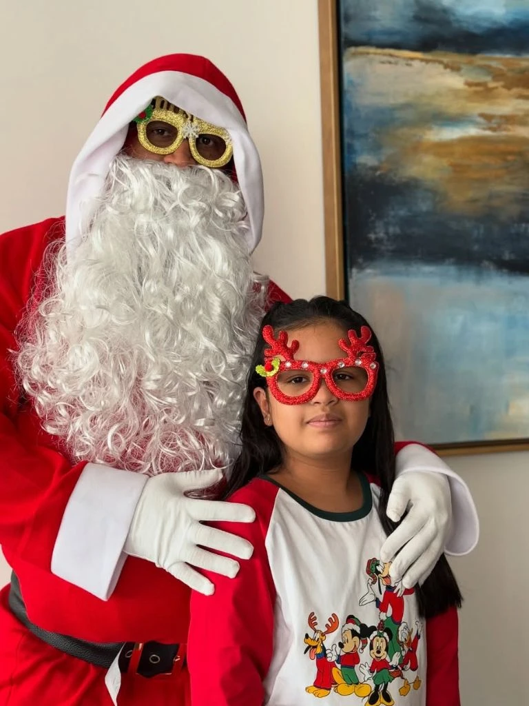 धोनी ने सैंटा क्लॉज बनकर खिंचवाई फोटोज, उनकी पत्नी ने सोशल मीडिया पर किया शेयर