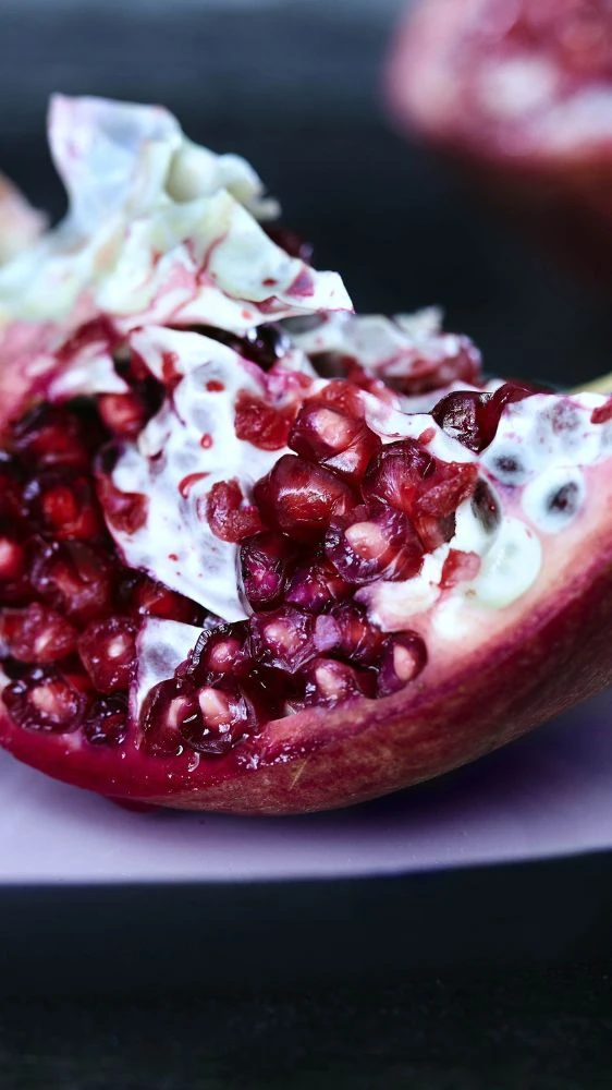 अनार खाने के बाद मत फेंकिए छिलका, बेकार नहीं होते हैं कई फायदे