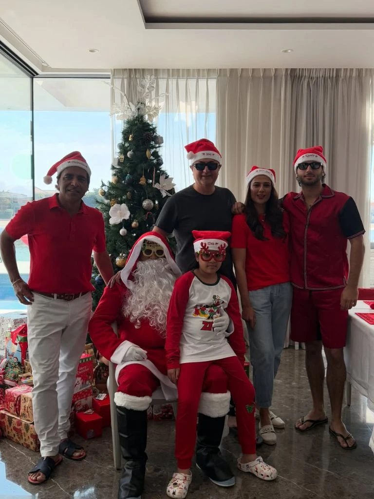 धोनी ने सैंटा क्लॉज बनकर खिंचवाई फोटोज, उनकी पत्नी ने सोशल मीडिया पर किया शेयर