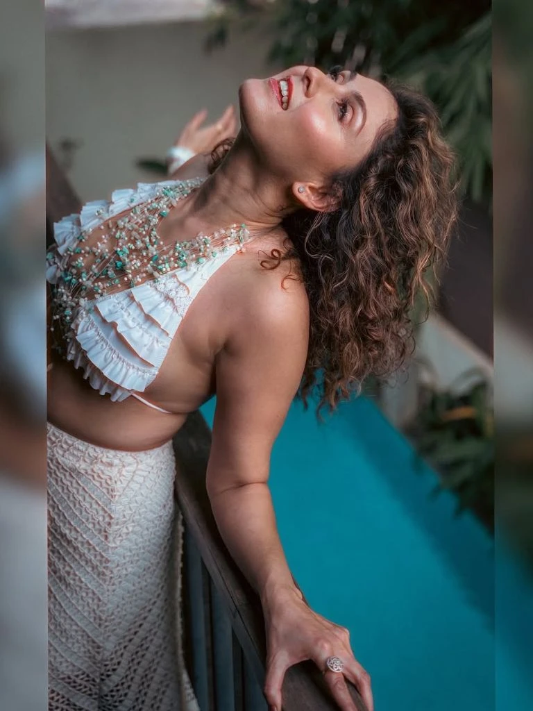 मंजरी फडनिस की फोटोज सोशल मीडिया पर हुईं वायरल, आकर्षक लुक में नजर आईं एक्ट्रेस