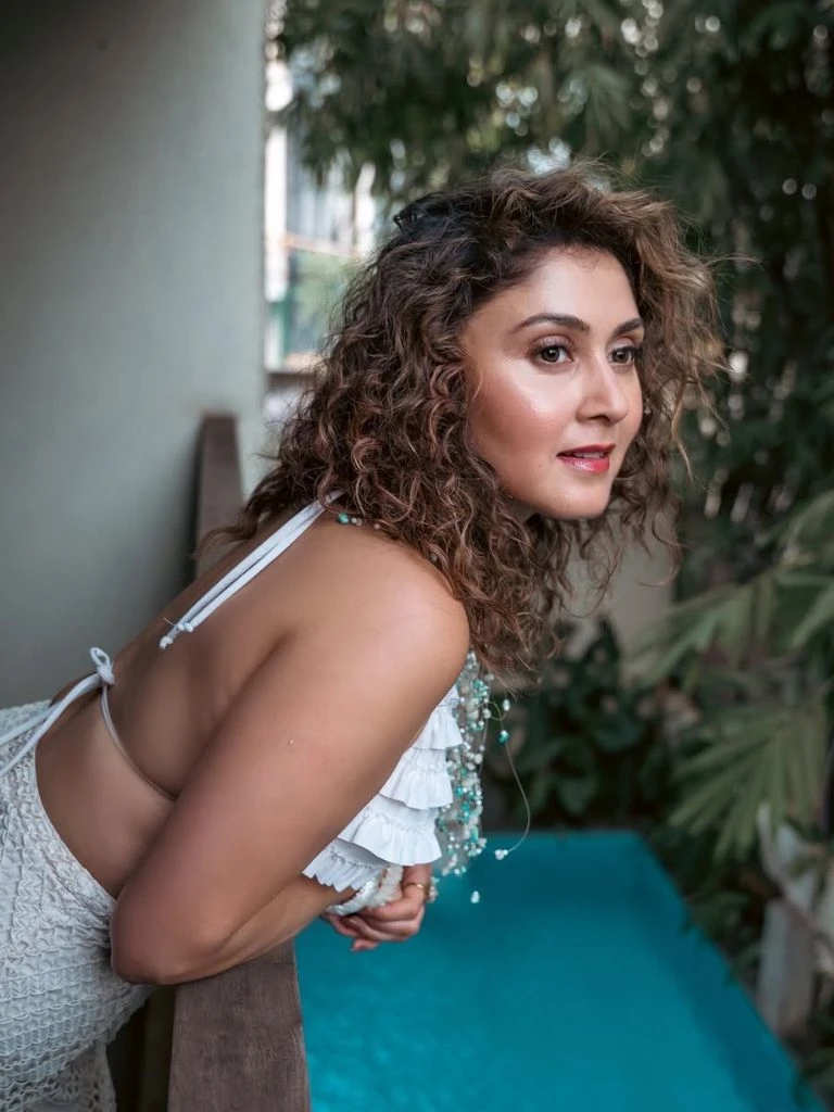 मंजरी फडनिस की फोटोज सोशल मीडिया पर हुईं वायरल, आकर्षक लुक में नजर आईं एक्ट्रेस