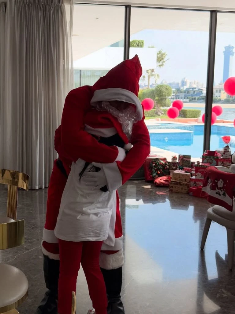 धोनी ने सैंटा क्लॉज बनकर खिंचवाई फोटोज, उनकी पत्नी ने सोशल मीडिया पर किया शेयर