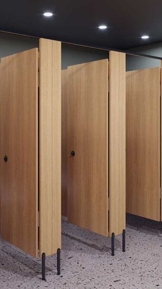 अलग स्टाइल में क्यों बने होते हैं मॉल-दफ्तर के टॉयलेट?