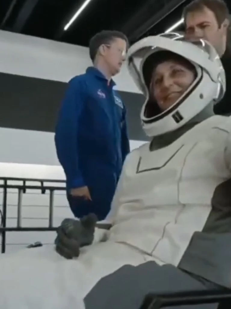 सुनीता विलियम्स ने धरती पर कैसे रखा पहला कदम? देखिए फोटोज सुनीता विलियम्स ने धरती पर कैसे रखा पहला कदम? देखिए फोटोज