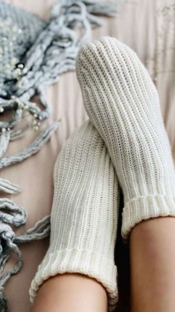 मोजे पहनकर सोते हैं तो हो जाएं अलर्ट, क्या आप जानते हैं इसके 5 नुकसान