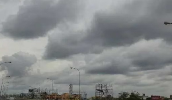 Weather Update: दिल्ली में छा सकते हैं बादल, वायु गुणवत्ता ‘बेहद खराब’