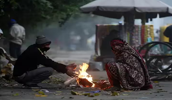 नए साल की शुरुआत के साथ ही परवान पर चढ़ी सर्दी, ठिठुरन और कोहरे के चलते लोगों की दिनचर्या और जनजीवन हो रहा प्रभावित