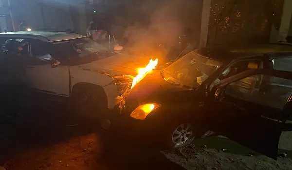 Ajmer News: तेज रफ़्तार कार ने 3 वाहनों को मारी टक्कर, कार में लगी भीषण आग