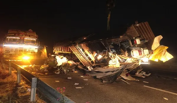 भारतमाला पर पलटे ट्रक से टकराए कई वाहन, हादसे में 4 लोगों की मौत, कोहरे के चलते नजर नहीं आया था ट्रक