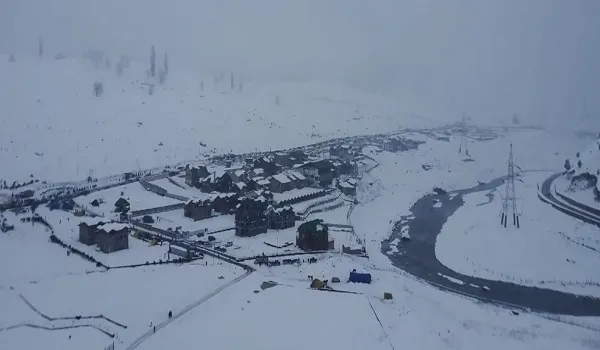 जम्मू-कश्मीर में भारी बर्फबारी, बर्फ की सफेद चादर से ढका सोनमर्ग, शीतलहर से जनजीवन प्रभावित