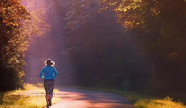 सर्दी में सूरज निकलने से पहले मॉर्निंग वॉक हो सकती खतरनाक ! ठंड से मस्तिष्क पर पड़ सकता है असर, लकवे का भी खतरा