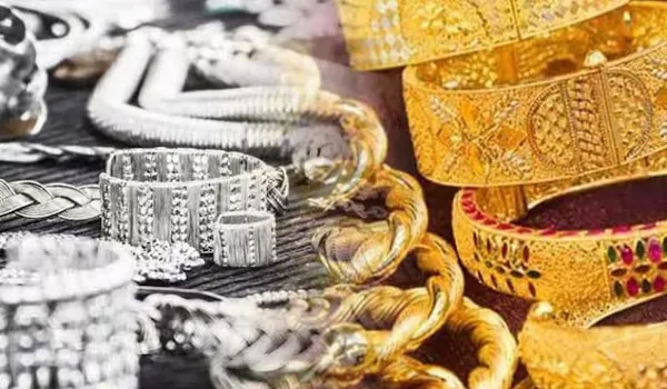 चांदी ऑल-टाइम हाई पर, सोने में भी तेज़ उछाल; 2025 में रिकॉर्ड महंगाई, जानिए आज की कीमत