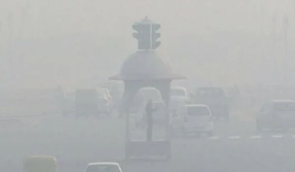 घने कोहरे के आगोश में राजधानी का कुछ हिस्सा... विजिबिलिटी कम, मौसम विभाग ने जारी किया अलर्ट