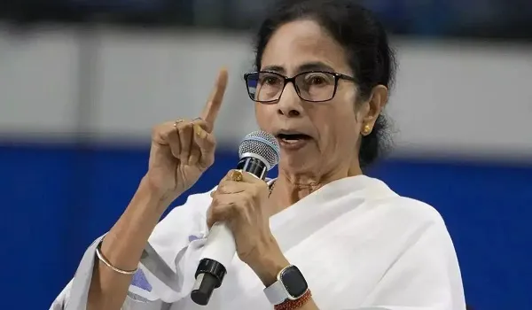 कोलकाता में वित्तीय अनियमितता को लेकर ED की कार्रवाई, ममता बनर्जी और ED की टीम का आमना-सामना