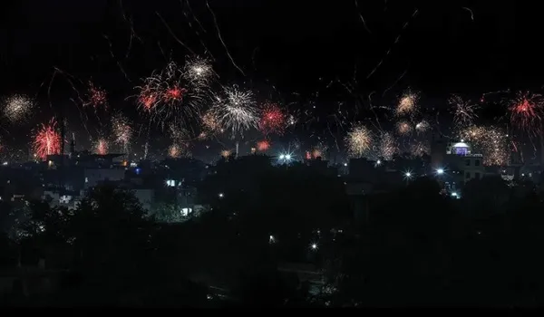 ख्वाहिशों की उड़ान...विशिंग लैंप से रोशन हुई 'पिंकसिटी', दिनभर पतंगबाजी के बाद अब आतिशबाजी की जगमगाहट