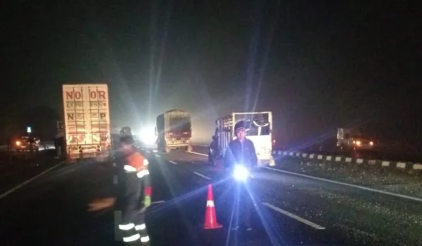 शादी की खुशियां मातम में बदली, चित्तौड़गढ़ में ट्रेलर-कार टक्कर में पति-पत्नी समेत चार की मौत