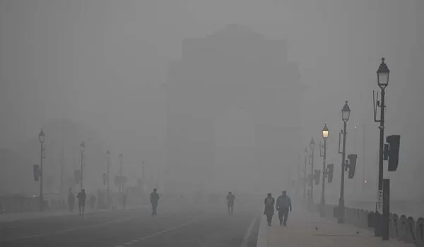 सुबह-सुबह सफेद अंधेरे की गिरफ्त में दिल्ली-NCR, कई इलाकों में जीरो विजिबिलिटी, थमी रफ्तार