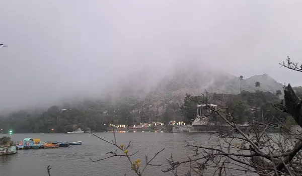 माउंट आबू: मौसम में बदलाव से बढ़ी ठंड, नक्की झील बादलों की आगोश में,  पश्चिमी विक्षोभ सक्रिय होने की चेतावनी का दिख रहा असर