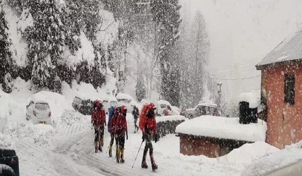 जम्मू-कश्मीर में बर्फबारी के कारण पारा लगातार माइनस में, राजस्थान, चंडीगढ़, हरियाणा, यूपी में सर्दी का असर