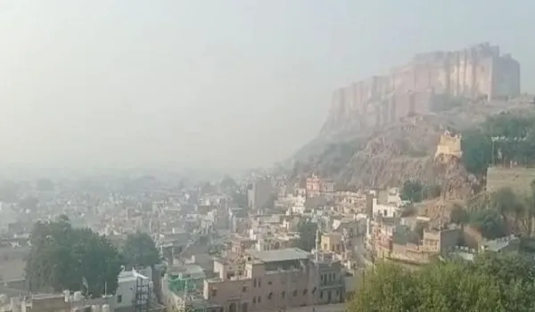 घने बादलों के आगोश में गुलाबी शहर, सूर्य देव के दर्शन नहीं होने से दिन में भी संध्या सा माहौल