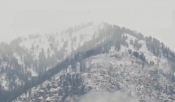 जम्मू-कश्मीर में एक बार फिर मौसम ने ली करवट, कई इलाकों में हुई ताज़ा बर्फबारी, सफ़ेद बर्फ की चादर से ढका रामबन