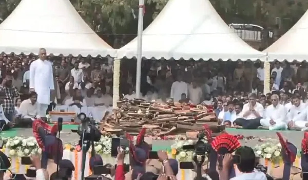 Ajit Pawar Funeral: पंचतत्व में विलीन अजित दादा, बारामती के विद्या प्रतिष्ठान में हुआ अंतिम संस्कार