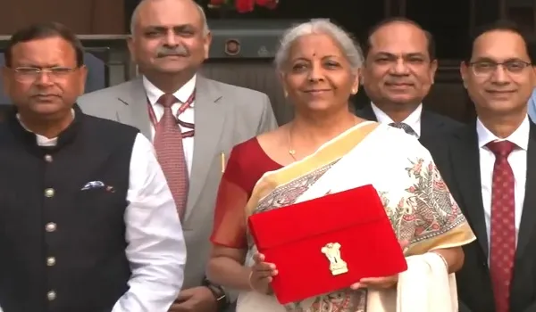 Union Budget 2025: वित्त मंत्रालय के बाहर बजट टीम के साथ फोटो सेशन, राष्ट्रपति भवन के लिए निकलीं निर्मला सीतारमण