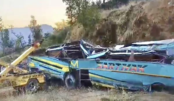 नासिक-सूरत हाईवे पर भीषण सड़क हादसा, 7 लोगों की मौके पर मौत, 15 लोग घायल