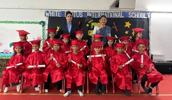 व्हाइट लोटस इंटरनेशनल स्कूल में नन्हे विद्यार्थियों का भव्य ग्रेजुएशन समारोह