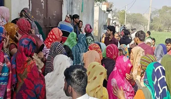 मथुरा में एक ही परिवार के 5 लोगों ने की खुदकुशी, पति-पत्नी और 3 बच्चों की मिली लाशें