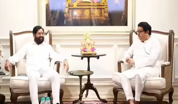 मुंबई में BMC चुनावों के बाद बड़ी सियासी हलचल, डिप्टी सीएम एकनाथ शिंदे से उनके आवास नंदनवन में मिले मनसे चीफ राज ठाकरे