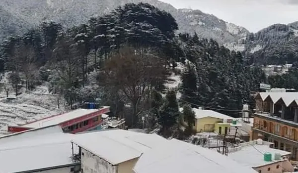 पहाड़ों पर मौसम का बदला मिजाज, हिमाचल के कई इलाकों में बारिश-बर्फबारी... अलर्ट जारी