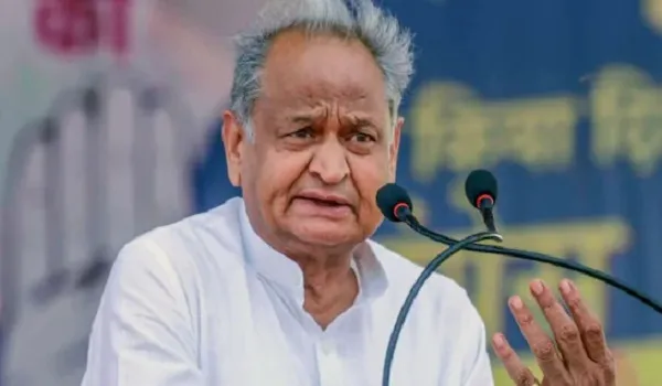 अशोक गहलोत ने राजस्थान सरकार पर साधा निशाना, कहा- भाजपा ने लाखों युवाओं के भविष्य के साथ किया सीधा खिलवाड़