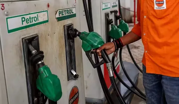 सरकार ने एक्साइज ड्यूटी में की भारी कटौती, पेट्रोल पर 13 से घटकर 3 रुपये, डीजल पर जीरो एक्साइज ड्यूटी
