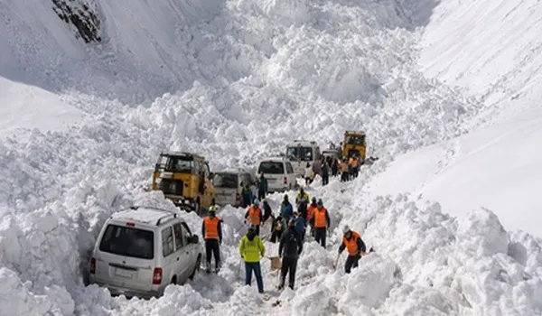 श्रीनगर-लेह हाईवे पर आया बर्फ का 'समंदर', हिमस्खलन से गाड़ी में ही 6 लोगों की मौत, 5 घायल