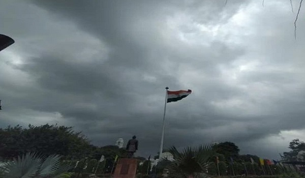 Delhi Weather: राष्ट्रीय राजधानी में पूरे दिन बादल छाए रहने और हल्की बारिश के आसार