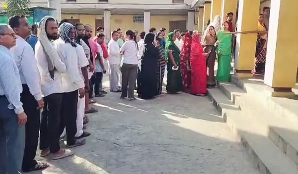 LokSabha Elections 2nd phase 2024: लोकसभा चुनाव के दूसरे चरण में यूपी की 8 सीटों पर वोटिंग जारी, 91 उम्मीदवारों का भाग्य ईवीएम में होगा कैद