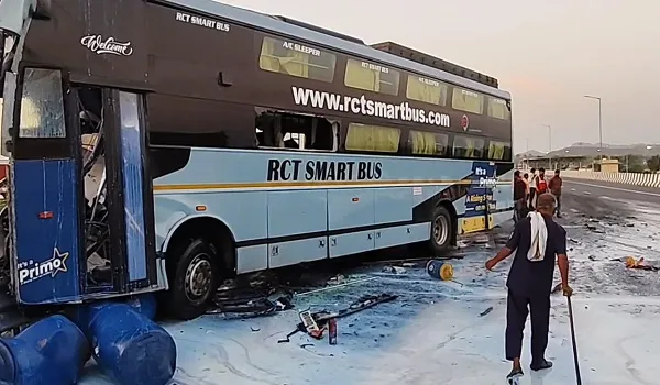 ट्रेवल्स बस केमिकल ट्रक से टकराई, दर्दनाक हादसे में तीन लोगों की मौत, 30 लोग हुए घायल