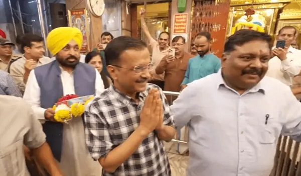 CM अरविंद केजरीवाल ने पत्‍नी सुनीता संग हनुमान मंदिर में की पूजा, भगवंत मान भी दिखे साथ