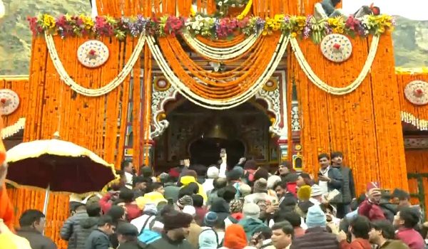 VIDEO: वैदिक मंत्रोच्चार के साथ खुले बद्रीनाथ धाम के कपाट, श्रद्धालु अब 6 माह कर सकेंगे भगवान बदरी विशाल के दर्शन और पूजा