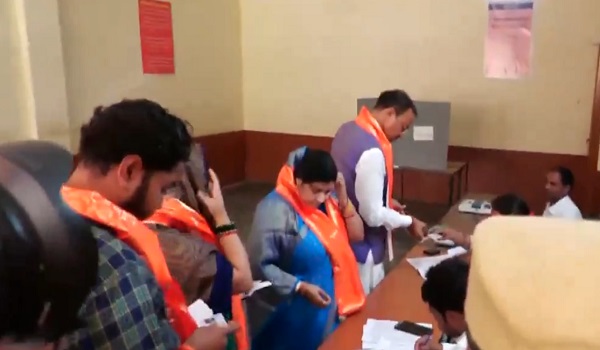 Lok Sabha Election 2024 Phase 6 Voting:  यूपी के के डिप्टी सीएम केशव प्रसाद मौर्य ने अपनी पत्नी के साथ किया मतदान